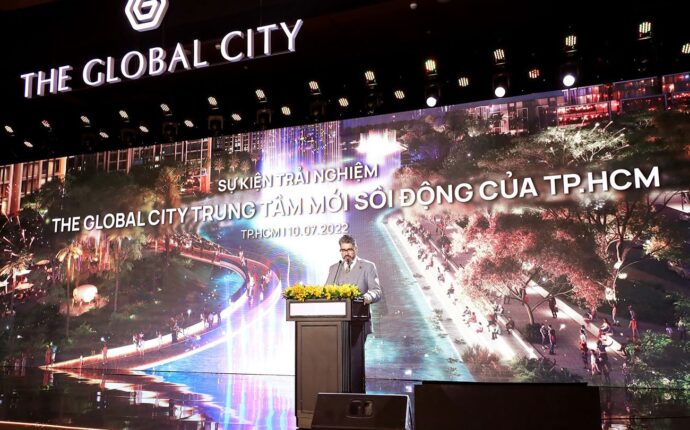 Khách hàng háo hức check-in tại sự kiện trải nghiệm The Global City